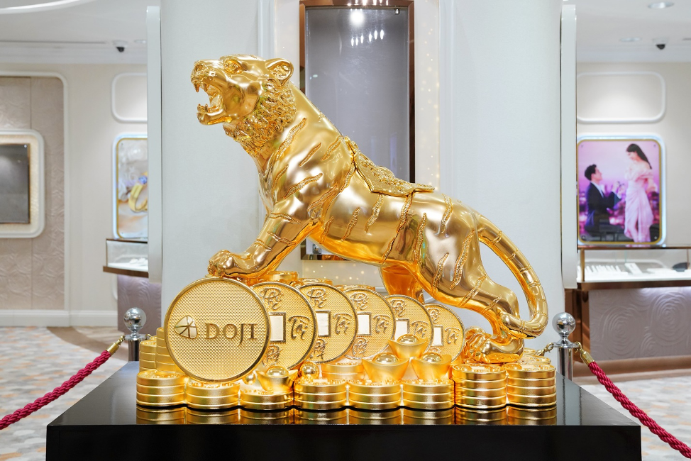 Theo quan niệm, hổ vàng tượng trưng cho quyền lực, sức mạnh giúp thu hút may mắn, tài lộc, phú quý và thịnh vượng trong năm mới.