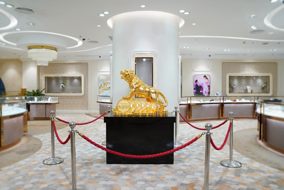 Chế tác từ chất liệu quý hiếm là vàng nguyên chất 9999, Bảo vật Kim Dần Vương Bảo có trọng lượng 46kg, tương đương khoảng 1226 lượng vàng được trình làng trong ngày vía Thần Tài. Quy đổi theo giá vàng tại DOJI thì giá trị con hổ này lên tới hơn 74 tỉ đồng.