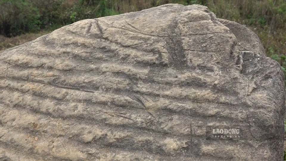 Bãi khắc đá cổ Lao Chải gồm nhiều khối sa thạch, tiếng Mông gọi là (bao zê mùa cang là) nằm rải rác ở trên các núi sâu vẫn đang chờ các nhà nghiên cứu đến tìm tòi, nghiên cứu.