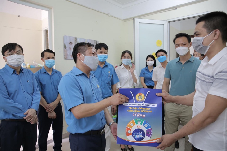 Đoàn công tác của Công đoàn TKV tặng quà người lao động đang ở tại khu tập thể của Công ty than Uông Bí. Ảnh: TKV