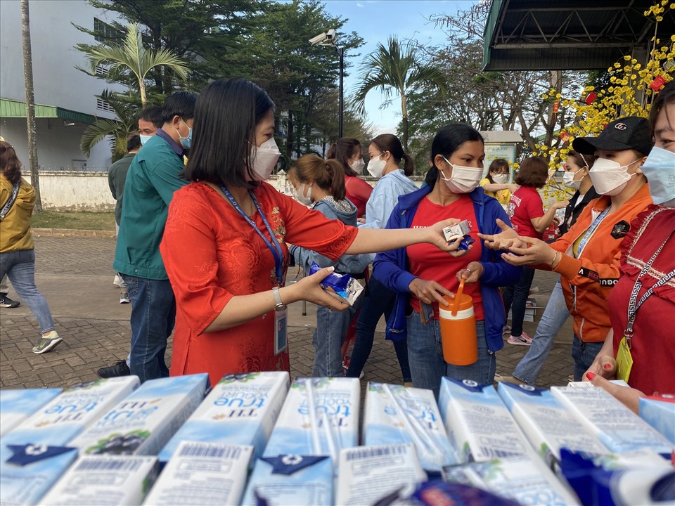 Công ty TNHH Pousung Việt Nam (huyện Trảng Bom) tặng bánh, sữa cho người lao động ngày đầu năm.
