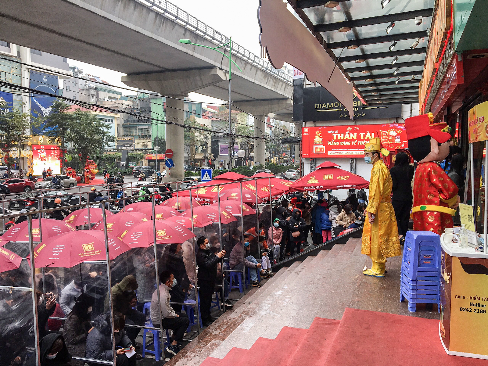 Cửa hàng Vàng Bạc Đá Quý Bảo Tín Minh Châu luôn trong tình trạng đông nghẹt lúc 12h ngày 10.2 - Ảnh: Thu Hường.