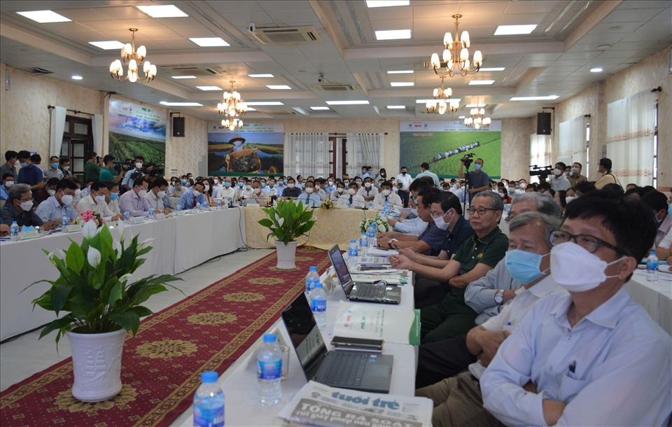 Hội thảo thu hút rất đông các nhà khoa học, nhà quản lý, doanh nghiệp và những người trực tiếp sản xuất lúa - tôm các tỉnh ĐBSCL. Ảnh: Nhật Hồ
