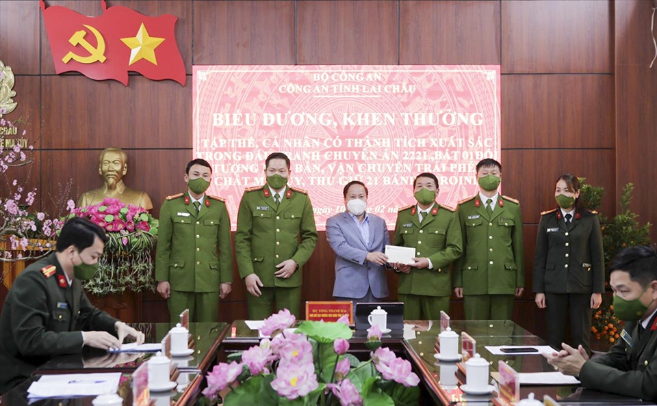 Ông Tống Thanh Hải - Phó Chủ tịch Thường trực UBND tỉnh Lai Châu chúc mừng ban chuyên án.