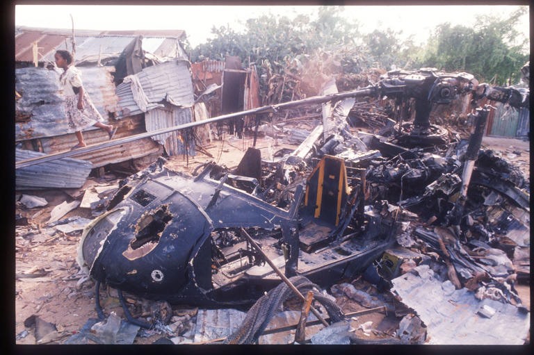 Xác trực thăng Black Hawk của Mỹ ở Mogadishu năm 1993. Ảnh chụp màn hình