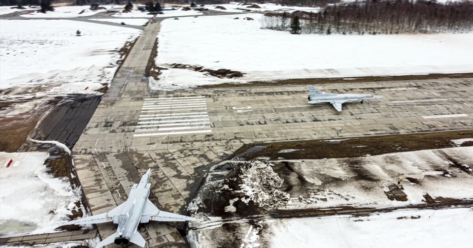 Hai máy bay ném bom Tu-22M3 trước khi cất cánh từ một căn cứ không quân của Nga hôm 5.2 đến Belarus. Ảnh: Bộ Quốc phòng Nga