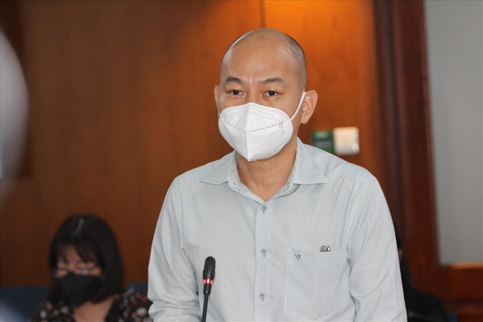Phó Giám đốc Sở Công thương TPHCM Nguyễn Nguyên Phương thông tin về tăng giá xăng dầu tại họp báo chiều 10.2. Ảnh: Thành Nhân
