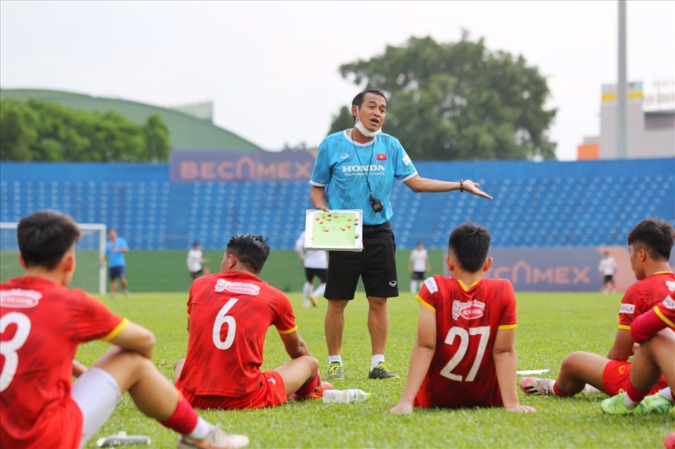 Huấn luyện viên Đinh Thế Nam tỏ ra không hài lòng với màn trình diễn của các học trò trong 45 phút đầu tiên. Ông liên chỉ đạo các học trò giữ bình tĩnh và triển khai tấn công tốt hơn trong thời gian nghỉ giữa 2 hiệp.
