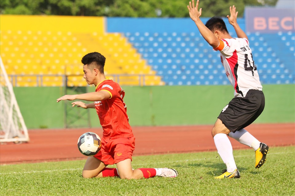 U23 Việt Nam chủ động kiểm soát thế trận ngay sau tiếng còi khai cuộc. Các cầu thủ trẻ của huấn luyện viên Đinh Thế Nam tổ chức hàng loạt tình huống tấn công về phía khung thành của Long An. Tuy nhiên, các cầu thủ U23 Việt Nam vẫn chưa thế tận dụng cơ hội trong phần lớn thời gian của hiệp 1.