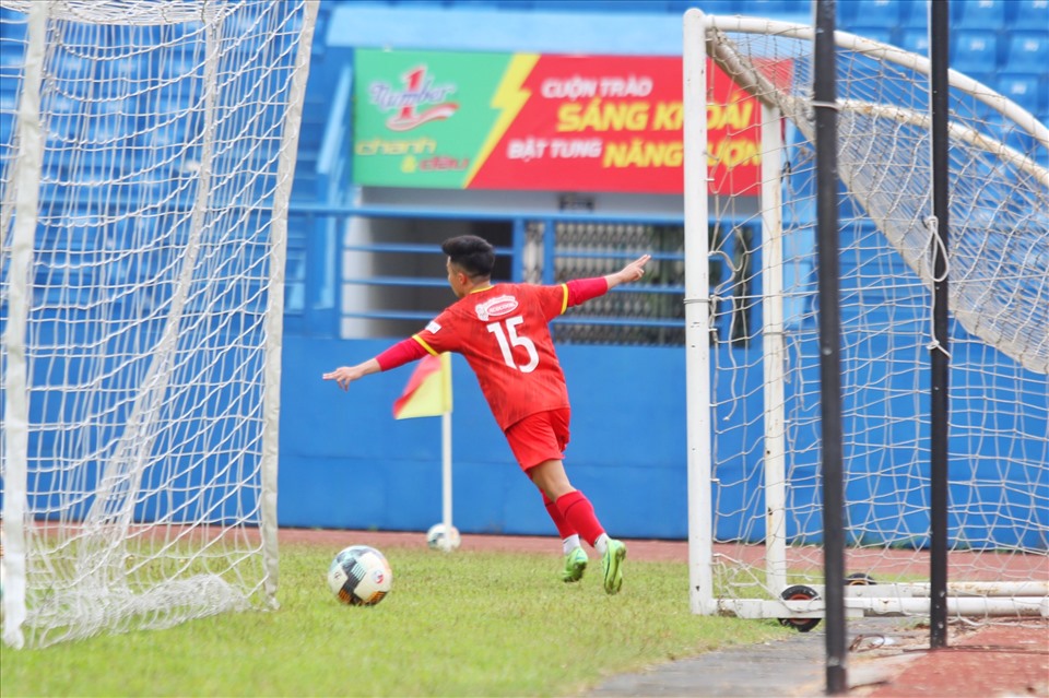 Những chỉ đạo của huấn luyện viên Đinh Thế Nam ngay lập tức phát huy tác dụng. U23 Việt Nam ghi liền 2 bàn chỉ trong 15 phút đầu tiên nhờ công của Dụng Quang Nho và Văn Hữu (ảnh).