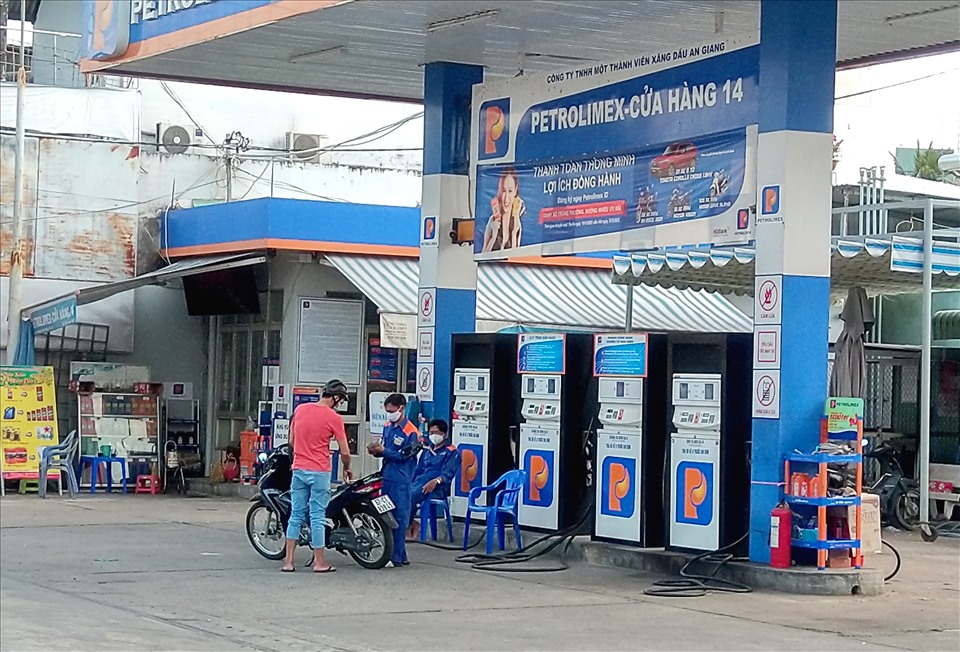 Theo ghi nhận của ngành chức năng tỉnh An Giang, đến ngày 10.2, 23/23 cửa hàng xăng dầu đã đóng cửa trước đó đã hoạt động trở lại. Ảnh: LĐ