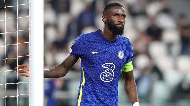 Nếu đồng ý ở lại Chelsea với mức lương 200.000 bảng/tuần, Rudiger sẽ là một trong những hậu vệ hưởng lương cao nhất tại Ngoại hạng Anh. Ảnh: AFP