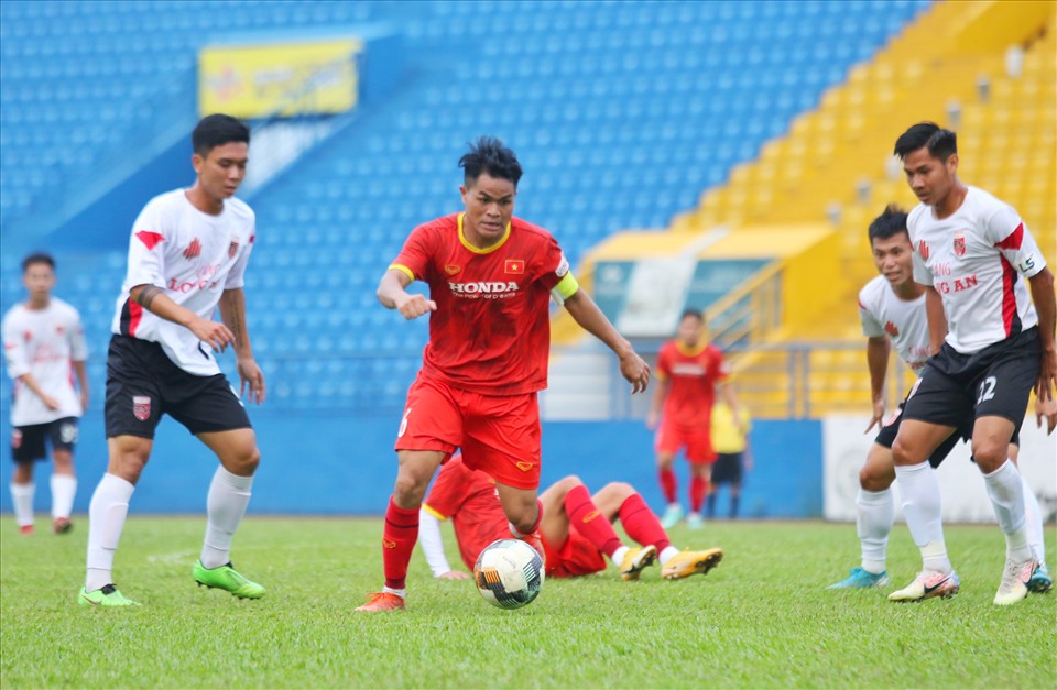 Dụng Quang Nho sinh năm 2000. Do đội U23 Việt Nam tham dự U23 Đông Nam Á lần này gồm phần lớn là các cầu thủ U21 nên Dụng Quang Nho được xem là một trong những thành viên nhiều kinh nghiệm nhất trong đội.