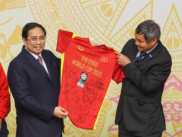 Huấn luyện viên trưởng Đội tuyển Bóng đá nữ Việt Nam Mai Đức Chung trao tặng Thủ tướng áo có chữ ký và quả bóng thi đấu của các thành viên Đội tuyển bóng đá nữ
