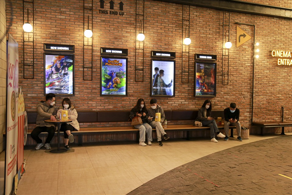 Ở CGV Long Biên, buổi sáng lượng người đến rạp ít, mọi người đều tự động ngồi cách xa nhau để phòng dịch