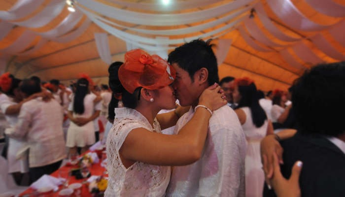 Chính phủ Philippines tổ chức đám cưới cho các cặp đôi trong ngày 14.2. Ảnh chụp màn hình