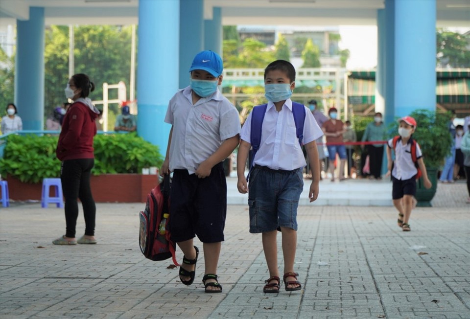 Sáng nay (11.2) học sinh khối lớp 1 đến 3 của Trường Tiểu học Bông Sao (quận 8, TPHCM) đã