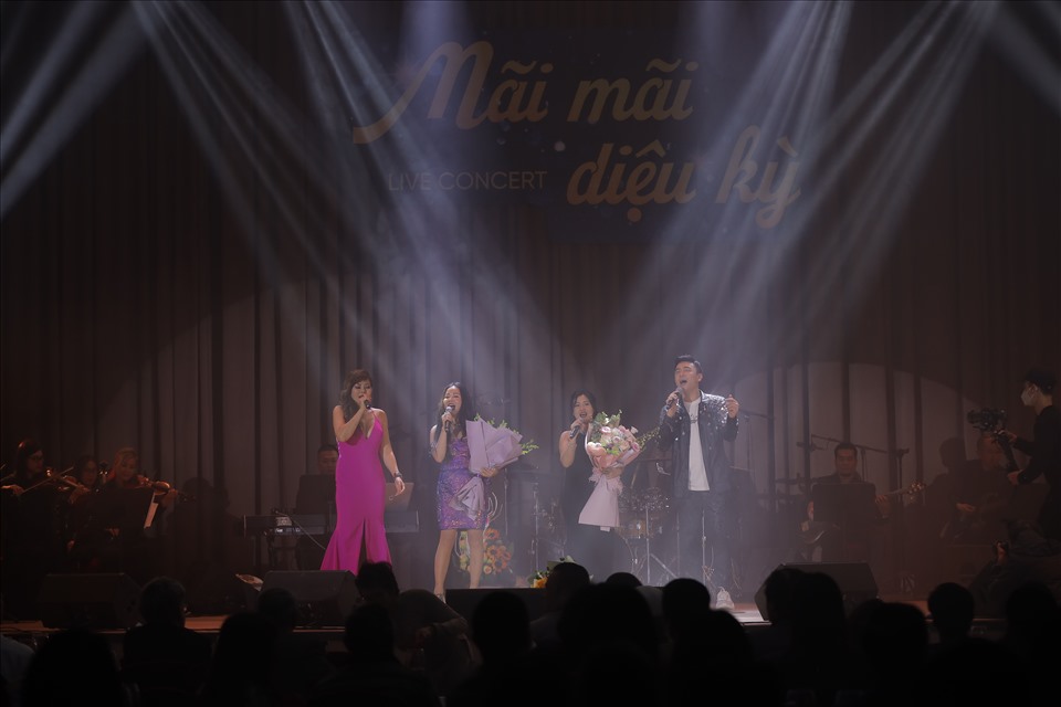 Ngọc Anh 3A và các ca sĩ góp mặt trong đêm nhạc gửi tặng người nghe nhiều ca khúc của nhạc sĩ Phú Quang. Ảnh: NVCC