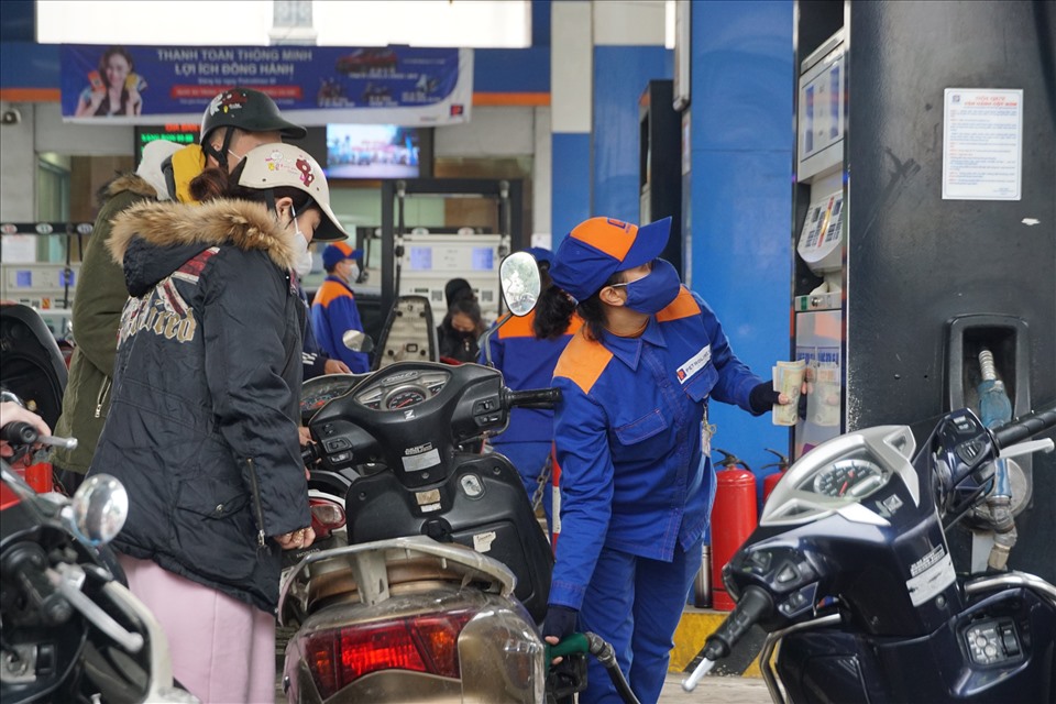 Một cây xăng ở đường Láng (quận Đống Đa, Hà Nội) chật kín khách hàng đổ xăng.