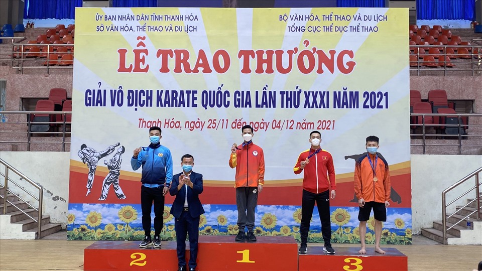 Võ sỹ Phạm Minh Đức đạt huy chương vàng tại giải vô địch karate quốc gia lần thứ 31, năm 2021. Ảnh: NT