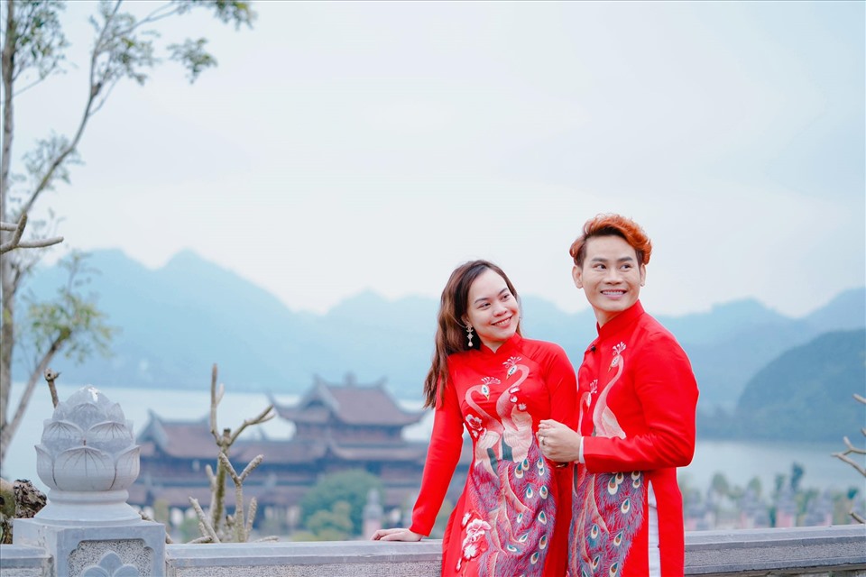Đặc biệt, trong chuyến hành trình của mình, nam MC còn có vợ là Quỳnh Phượng quyết định diện áo dài đôi. Cặp đôi mới đây cũng tung bộ ảnh áo dài đôi giữa khung cảnh thiên nhiên lãng mạn.