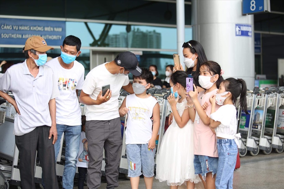 Người thân, gia đình của các cầu thủ cũng đến sân bay tiễn U23 Việt Nam, không quên gửi lời chúc may mắn đến huấn luyện viên Đinh Thế Nam và các học trò.