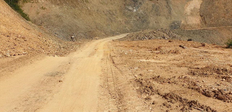 Tuyến đường qua địa phận tỉnh Đắk Lắk vẫn đang thi công dang dở, một lượng lớn diện tích rừng bị tàn phá. Ảnh: T.X