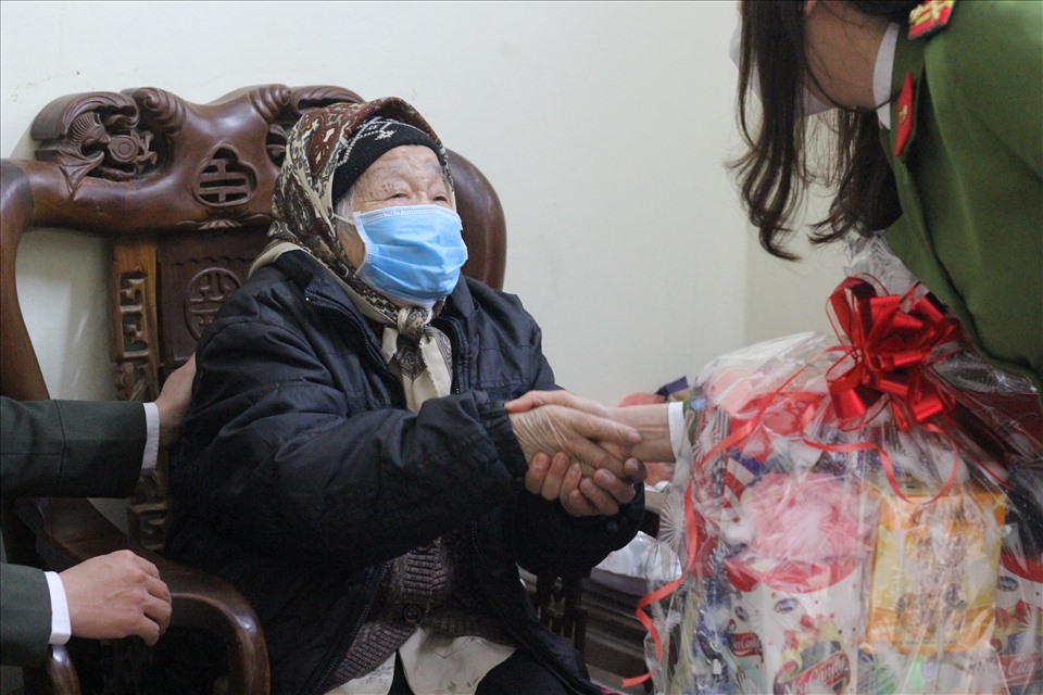 Nhận quà từ Công đoàn CAND, Mẹ Việt Nam anh hùng Lê Thị Chục vô cùng xúc động.