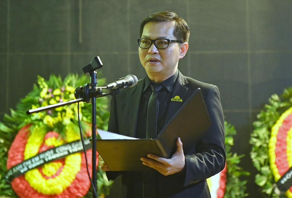 NSND Trung Hiếu phát biểu tại lễ tang NSƯT Tiến Hợi. Đoàn nghệ sĩ Nhà hát Kịch Hà Nội - nơi nghệ sĩ Tiến Hợi từng công tác đều có mặt tại tang lễ.
