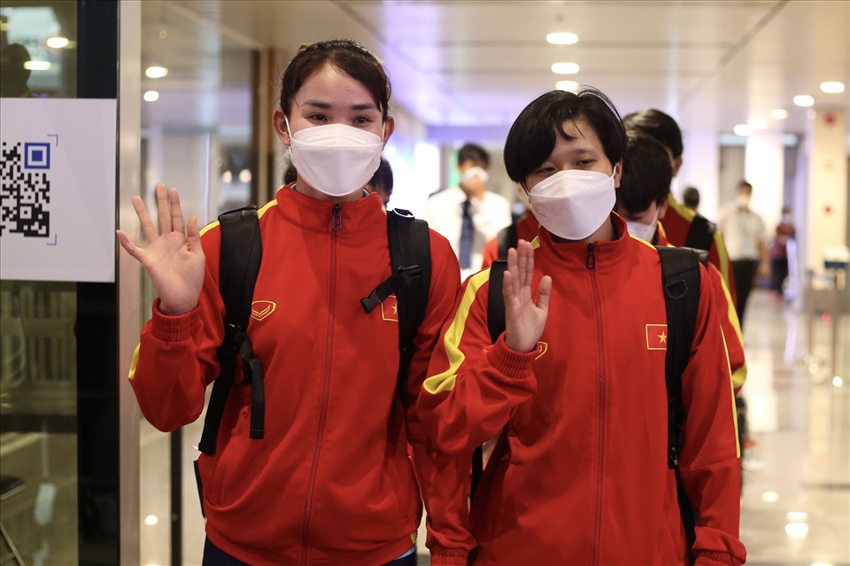 Gần 18h, các thành viên của đội tuyển nữ Việt Nam đã xuất hiện trong sự hoang nghênh của người hâm mộ.