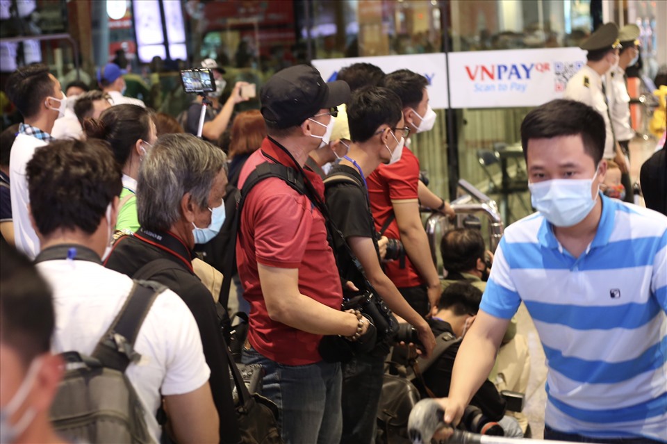 Sự trở về của các thành viên đội tuyển nữ Việt Nam nhận được sự quan tâm rất lớn từ truyền thông và người hâm mộ. Hàng trăm phóng viên đã có mặt để đưa tin về sự kiện này.