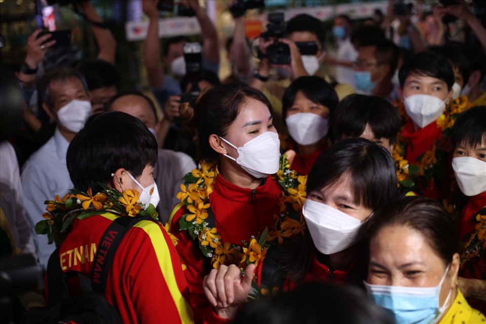 Chương Thị Kiều lọt thỏm giữa vòng vay những người đang có mặt ở sân bay Tân Sơn Nhất.