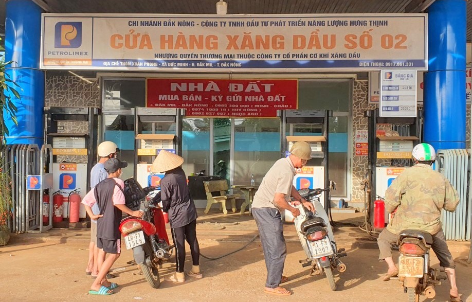 Một cửa hàng xăng dầu ở Đắk Nông đã mở bán vào ngày10.2.2022, trước thời điểm xăng tăng giá. Ảnh:QLTT