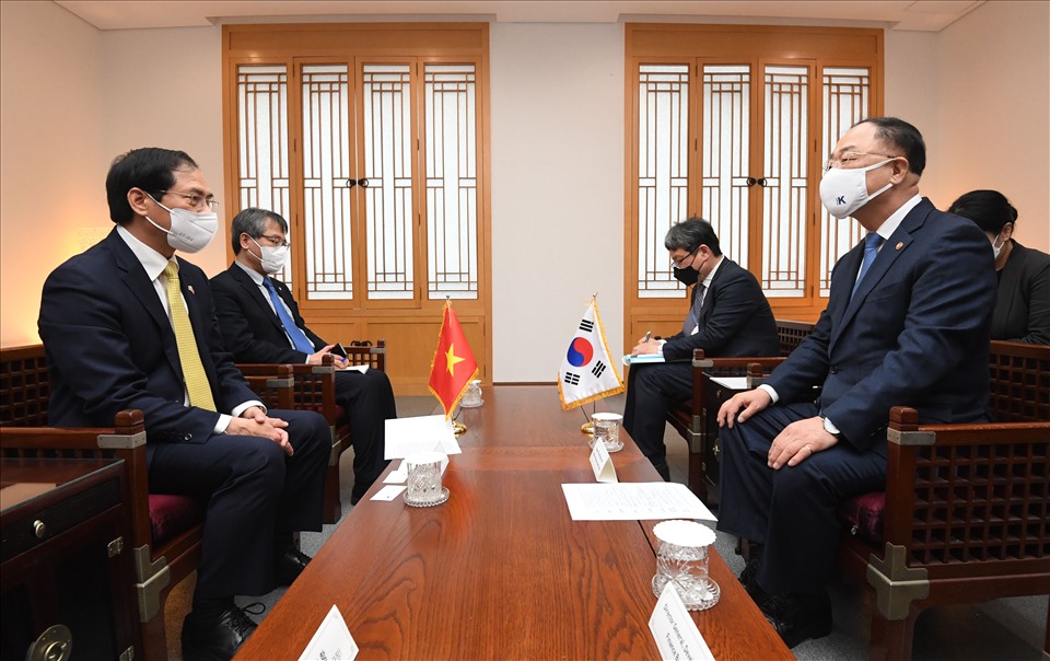 Bộ trưởng Bùi Thanh Sơn và Phó Thủ tướng, Bộ trưởng Bộ Tài chính Hong Nam-ki nhất trí triển khai hiệu quả Hiệp định thương mại tự do Việt Nam – Hàn Quốc. Ảnh: BNG