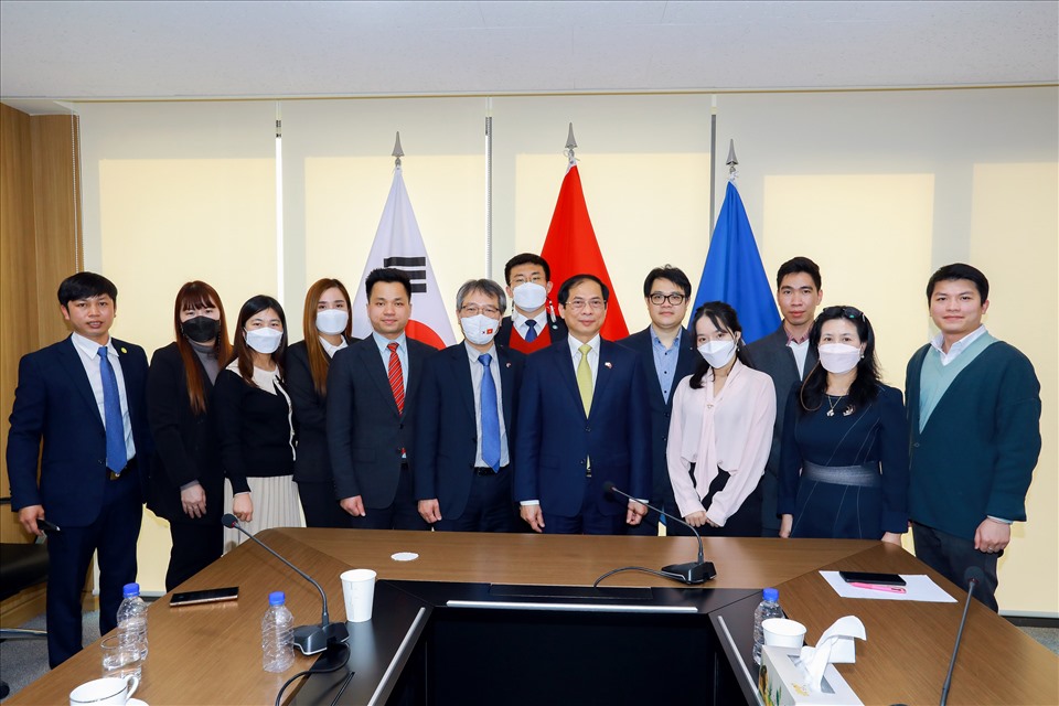 Bộ trưởng Bùi Thanh Sơn gặp đại diện cộng đồng Việt Nam tại Hàn Quốc. Ảnh: Bộ Ngoại giao