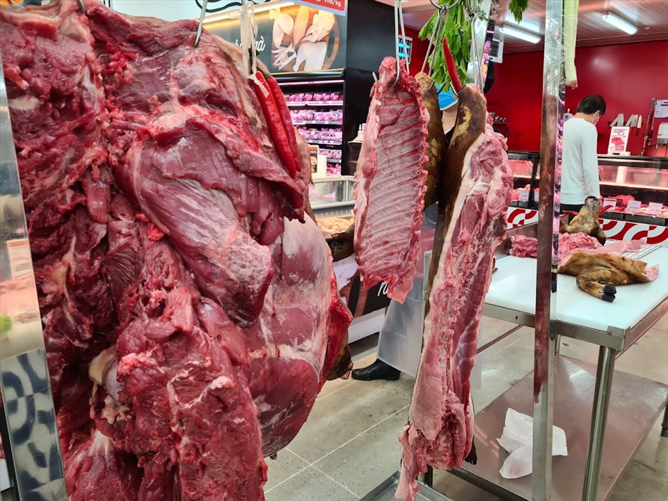 Giá lợn hơi giảm kéo giá thịt lợn tại các chợ dân sinh giảm khoảng 10.000 đồng/kg. Ảnh: Vũ Long