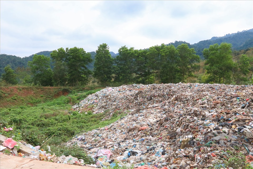 Theo tìm hiểu của PV, công trình xử lý rác thải lớn nhất huyện Mai Châu, tỉnh Hòa Bình được quy hoạch xây dựng trên diện tích khoảng 2ha tại bản Bước, xã Xăm Khòe với tổng số vốn đầu tư là trên 8 tỉ đồng.