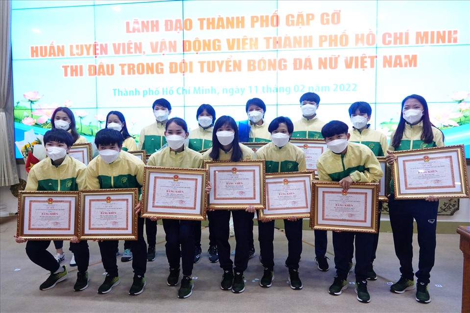 Cầu thủ tuyển nữ Việt Nam thuộc biên chế đội TPHCM nhận nhiều phần thưởng có giá trị ở lễ mừng công. Ảnh: Nguyễn Đăng