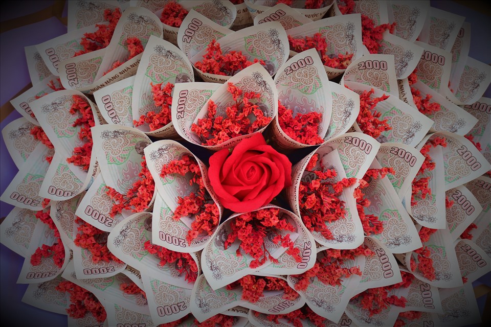 Bó hoa làm bằng tiền thật cực hút khách trước ngày Valentine