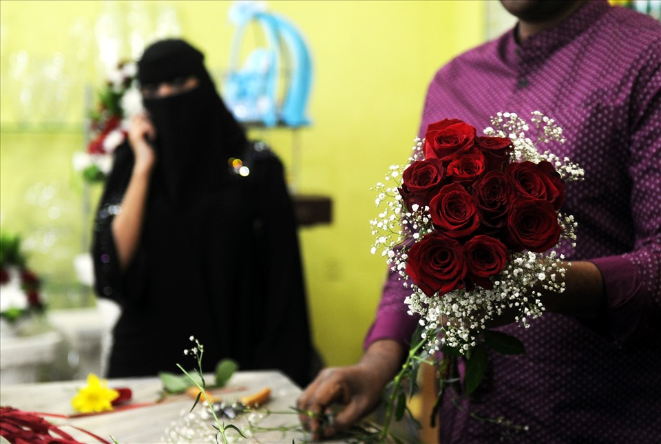 Người bán hoa chuẩn bị hoa ngày Valentine cho một khách hàng người Saudi Arabia ở Jeddah. Ảnh: AFP