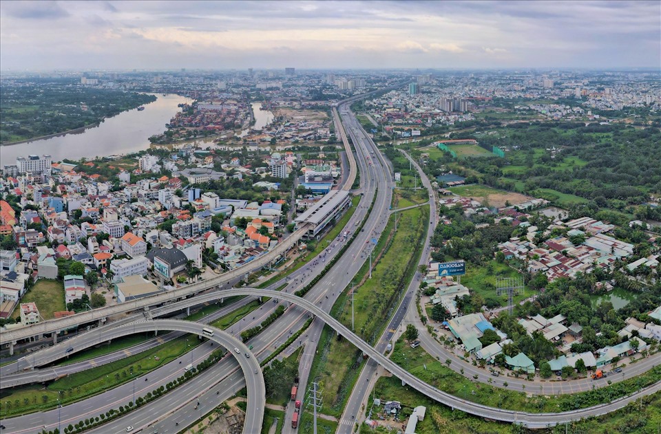 Metro số 1 là dự án đường sắt đô thị đầu tiên ở TPHCM, với tổng mức đầu tư hơn 43.700 tỉ đồng, dài gần 20 km, từ ga Bến Thành (quận 1) đến depot Long Bình với 3 ga ngầm và 11 ga trên cao.