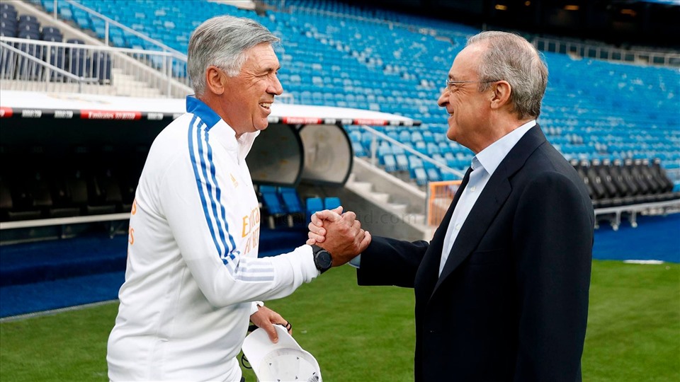 Ancelotti nhận lời Chủ tịch Florentino Perez về lại Real Madrid năm ngoái. Ảnh: RMCF
