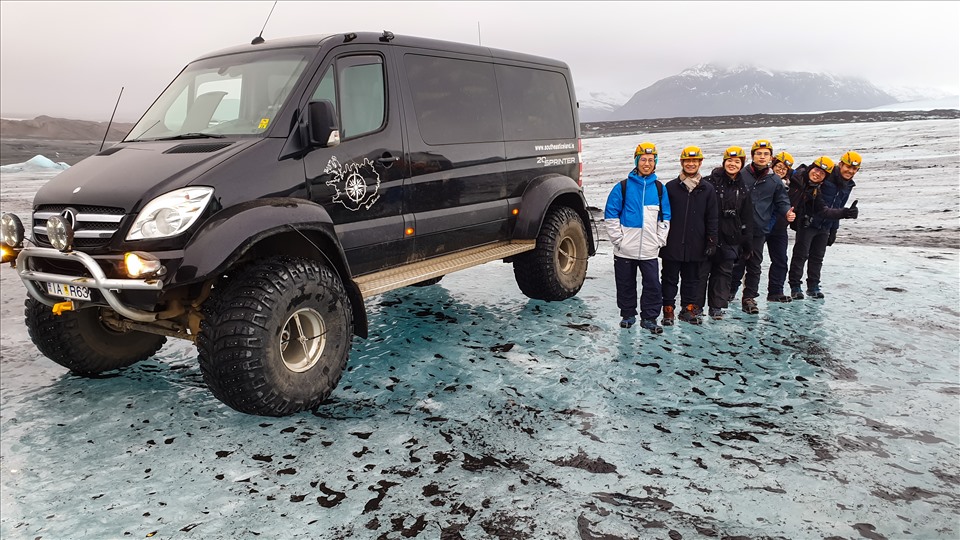 Anh Việt (ngoài cùng bên trái) cùng các bạn khám phá động băng ở Vatnajökull, Iceland. Ảnh: NVCC
