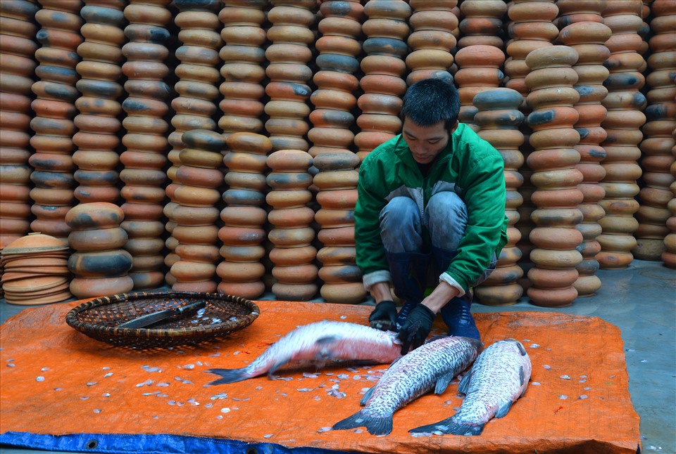 Công đoạn sơ chế cá trắm đen.