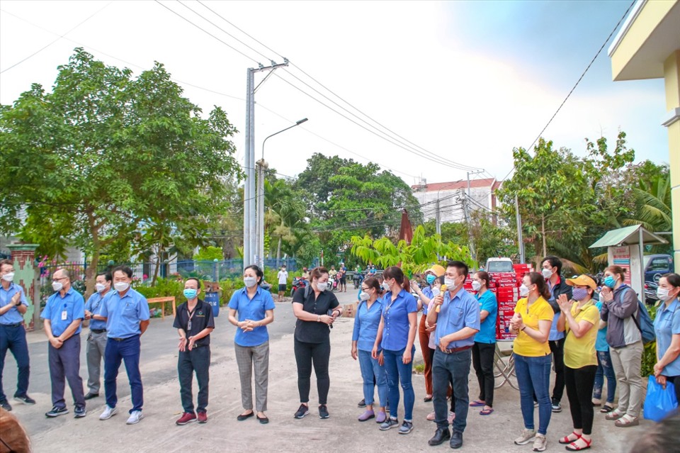 Ông Đặng Tuấn Tú – Chủ tịch Công đoàn cơ sở Công ty TNHH Changshin Việt Nam cho biết: Sau nghỉ Tết, nhằm động viên tinh thần cho người lao động, công đoàn đã phối hợp với ban giám đốc công ty thăm công nhân tại các khu nhà trọ, dự kiến thăm 1.200 công nhân.