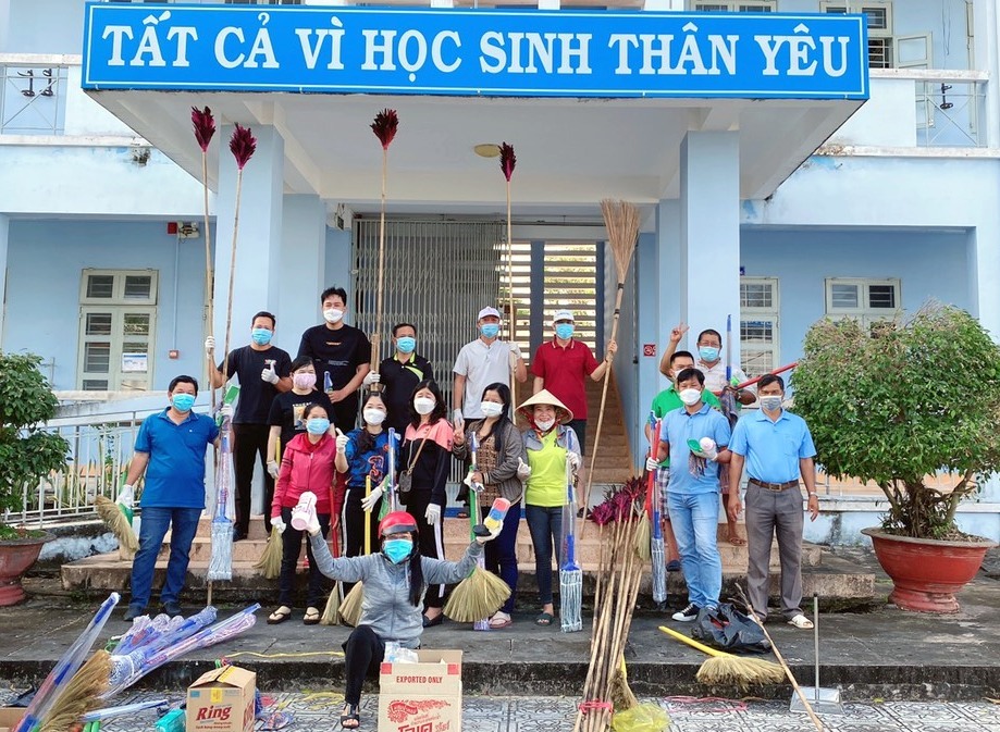 Cán bộ, nhân viên Trường phổ thông dân tộc nội trú tỉnh Bạc Liêu làm vệ sinh sẵn sàng đón học sinh trở lại. Ảnh: Nhật Hồ