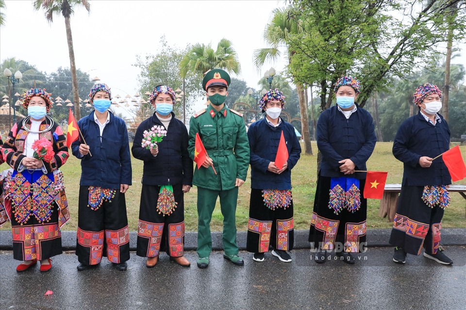 Đại diện đồng bào các dân tộc Việt Nam trong các trang phục truyền thống.