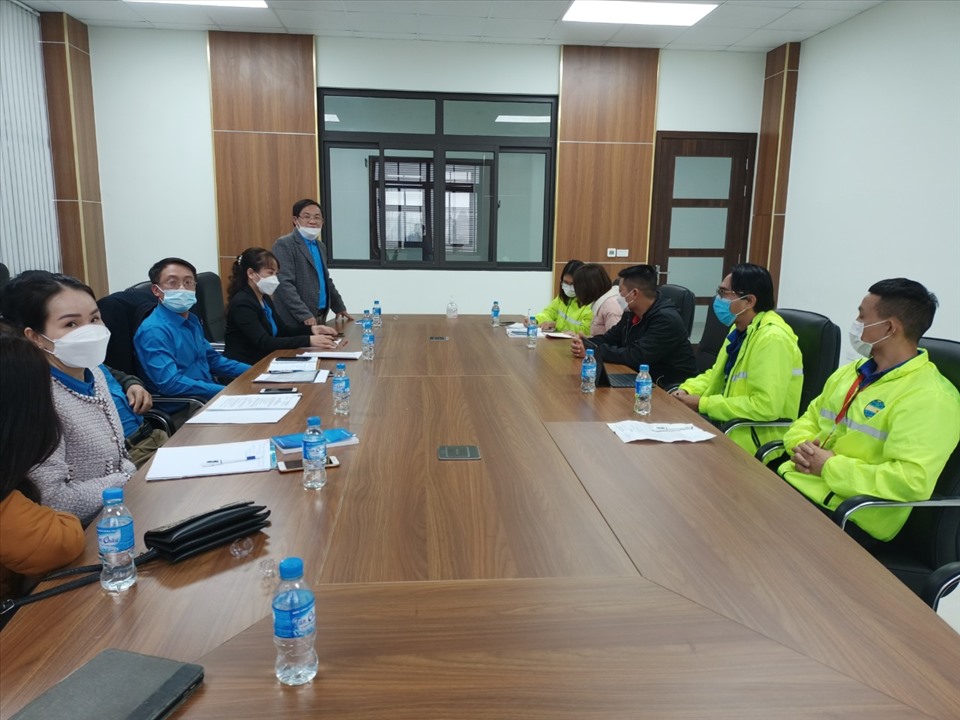 Lãnh đạo LĐLĐ tỉnh Nghệ An và huyện Diễn Châu làm việc, đàm phán với lãnh đạo Công ty TNHH Viet Glory. Ảnh: DT