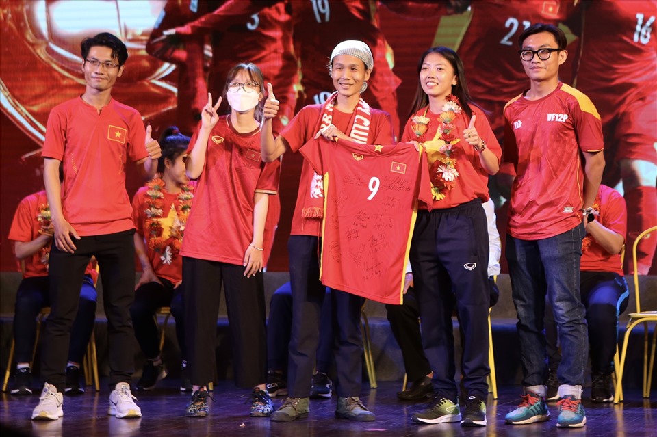 Khán giả may mắn nhận được áo có chữ ký các thành viên tuyển nữ Việt Nam. Ảnh: Thanh Vũ