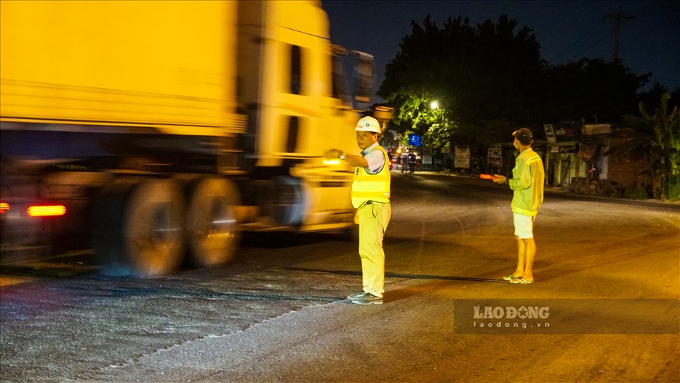 Để hỗ trợ đoàn xe “khủng” chở thiết bị điện gió, lực lượng CSGT của tỉnh Sóc Trăng cũng như nhiều nhân công được phân công đảm bảo xuyên suốt quá trình vận chuyển về Vĩnh Châu.